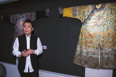 會唱會收藏！張信哲北京辦明清織繡服飾展
