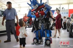 “變形金剛”鋼管舞助陣呼和浩特國(guó)際汽車(chē)展
